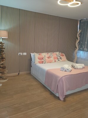 Safe på rommet, strykejern/-brett, wi-fi (inkludert) og sengetøy