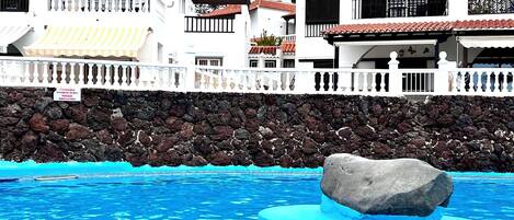 Een buitenzwembad en een verwarmd zwembad