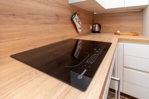 Kühlschrank, Mikrowelle, Ofen, Wasserkocher mit Kaffee-/Teezubehör