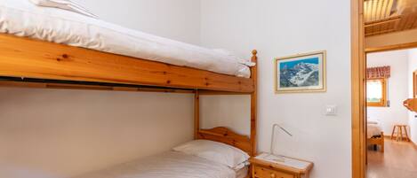 1 bedroom, bed sheets