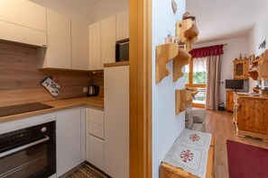 Fridge, microwave, oven, coffee/tea maker