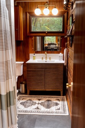 Shower, hair dryer, towels, soap - Exclusive River Escape on the Coast - Hot Tub, Woods, & Newly Renovated (Gold Beach)