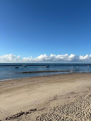 Sur la plage, sable blanc