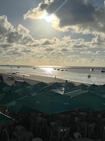 En la playa, arena blanca