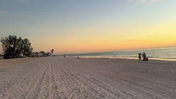 Beach nearby, sun loungers, beach towels