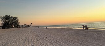 PRIVATE HEATED POOL-2 blocks to BEACH-Tropical Courtyard-"Villa St.Barth"