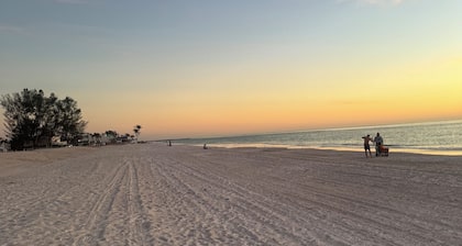 PRIVATE HEATED POOL-2 blocks to BEACH-Tropical Courtyard-"Villa St.Barth"