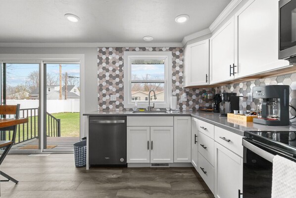 Fridge, microwave, oven, stovetop - LAMBEAUView|7 MinWalk|Sleeps10 (Green Bay)