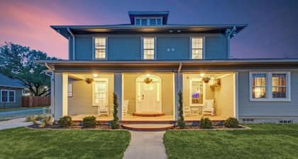 The Vanderbilt Mansion Apt 2 Near Downtown and TWU