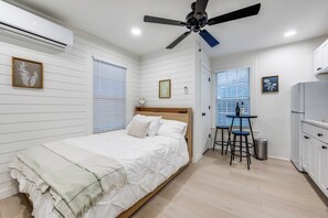 Een bureau, gratis wifi, beddengoed