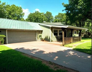 Exterior - The Den at the 4th Crossing - Hot Tub - Pool Table (Canyon Lake)