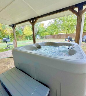 Terrace/patio - The Den at the 4th Crossing - Hot Tub - Pool Table (Canyon Lake)