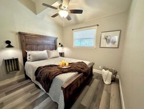 3 bedrooms, desk, iron/ironing board, WiFi - The Den at the 4th Crossing - Hot Tub - Pool Table (Canyon Lake)