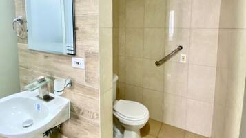 SĂšche-cheveux, serviettes fournies, savon, papier toilette