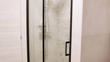 Regadera, secadora de cabello, bidet, toallas