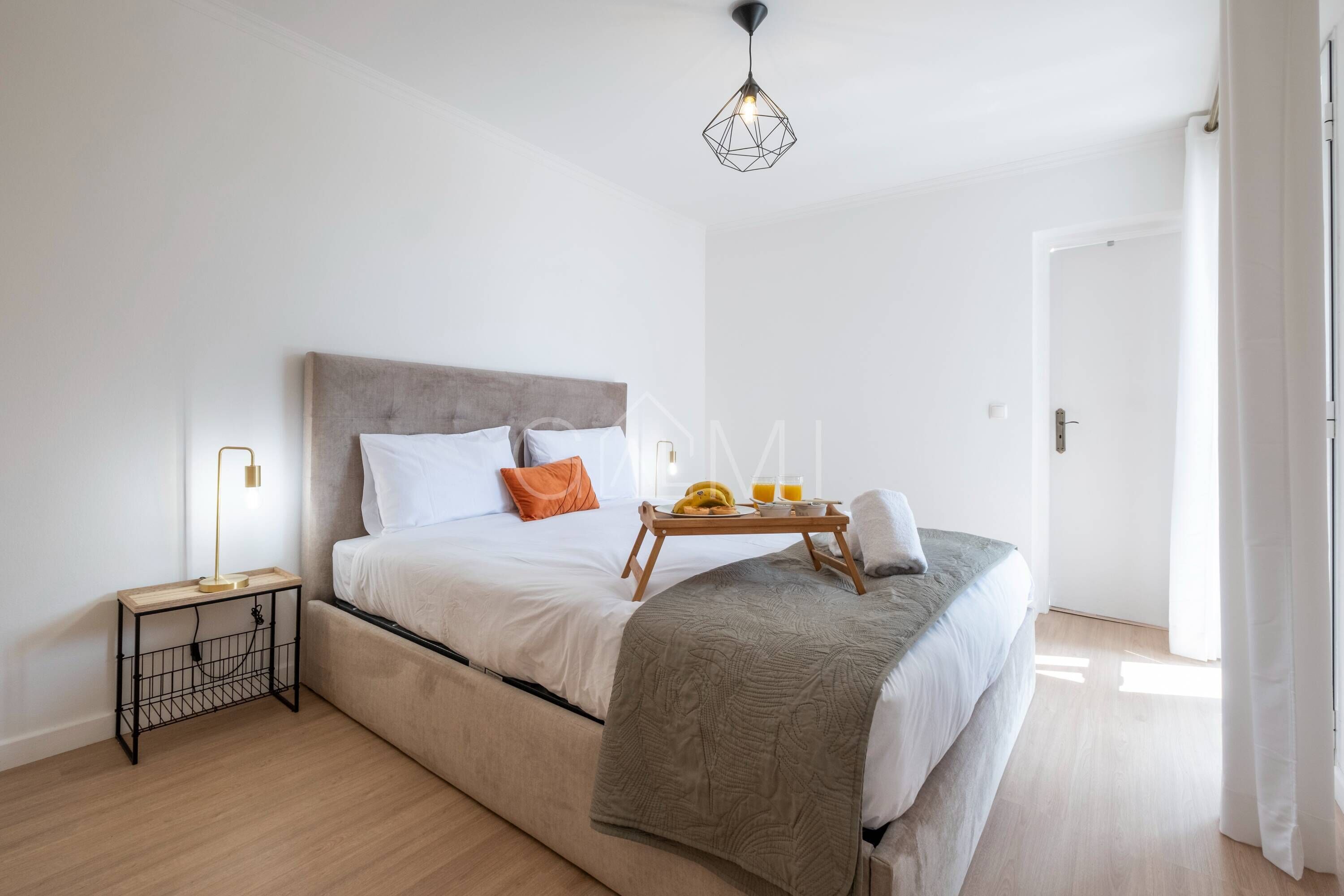 4 habitaciones, tabla de planchar con plancha, internet y ropa de cama 