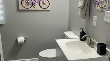 Serviettes fournies, papier toilette