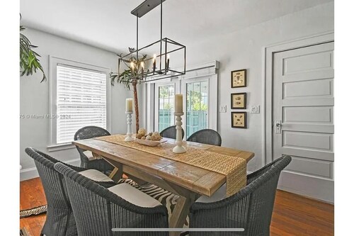 Magnificent ''Windsor House!'' 1934 Tudor style historic cottage