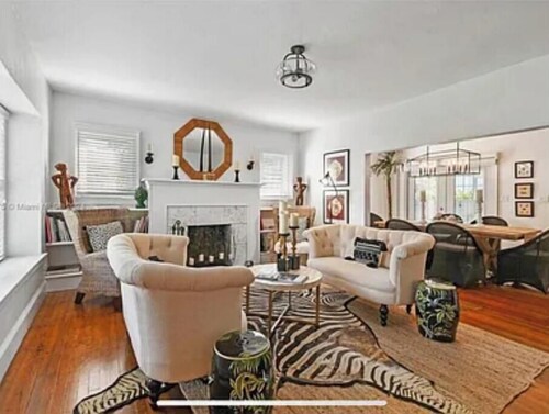 Magnificent ''Windsor House!'' 1934 Tudor style historic cottage