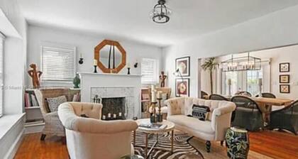 Magnificent ''Windsor House!'' 1934 Tudor style historic cottage