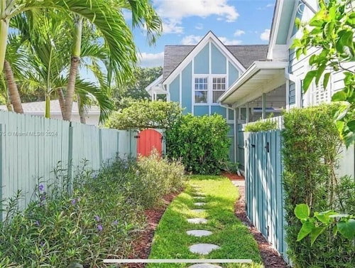 Charming 1-bedroom cottage in Lakeside Dr