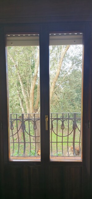 Habitación doble Confort, balcón, vista al jardín | Área de sala de estar | Televisión de 32 pulgadas con canales digitales