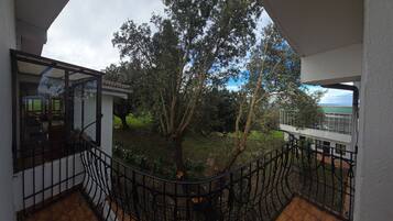 Quarto casal conforto, sacada, vista para o jardim | Vista do quarto