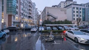 A multi-story parking garage with cars parked on multiple levels. - Enjoy Hotel (Wuzhong Road) (Shanghai)