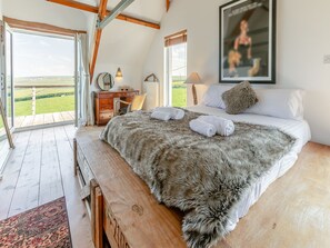 5 bedrooms, free WiFi, bed sheets