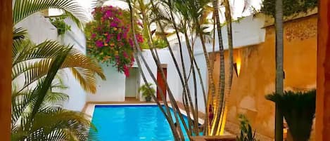 Una piscina al aire libre