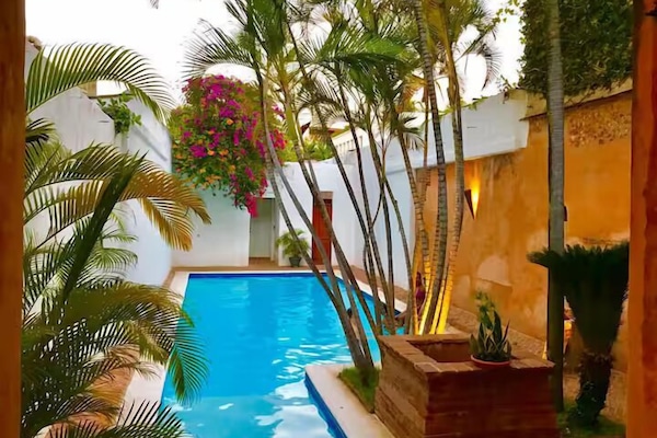 Una piscina al aire libre