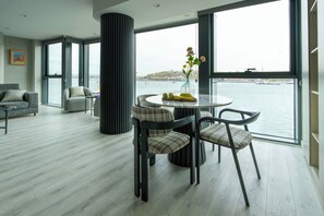 Leilighet – executive, sjøutsikt | 1 soverom, safe på rommet, blendingsgardiner og strykejern/-brett