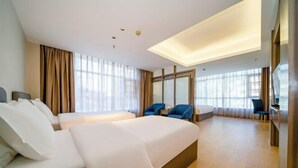 A hotel room with two beds, a seating area, and large windows. - Jingdu Hotel (Quanzhou West Street Overseas Chinese History Museum Branch) (Quanzhou)
