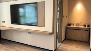 A modern kitchen with a built-in oven, a microwave, and a sink. - Jingdu Hotel (Quanzhou West Street Overseas Chinese History Museum Branch) (Quanzhou)