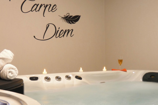 Indoor spa tub