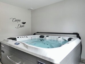 Interior - L'HACIENDA DUO, a romantic getaway with a private spa (Charavines)