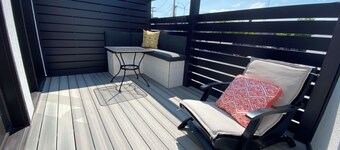 2 Bedroom, 2 Bath, City View Flatt - Short Walk to Many Local Restaurants, Pubs, & Seneca Lake