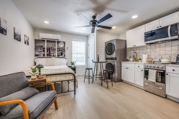 Desk, WiFi, bed sheets - The Vanderbilt Mansion Apt 10 Near Downtown and TWU (Denton)