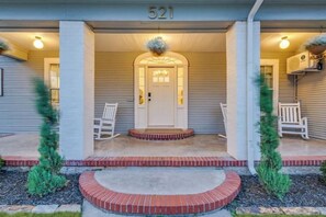 Exterior detail - The Vanderbilt Mansion Apt 11 Near Downtown and TWU (Denton)
