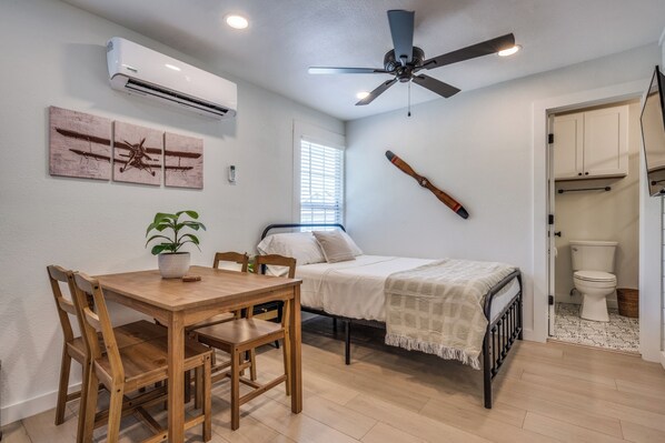 Escritorio, wifi y ropa de cama 