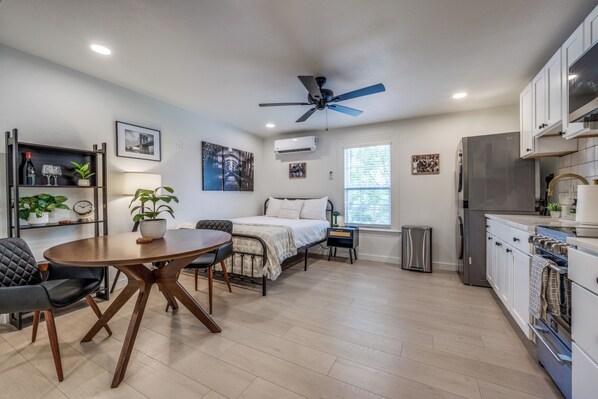 Réfrigérateur, four à micro-ondes, un four, surface de cuisson