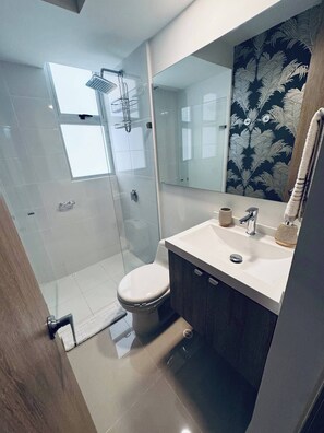 Douche, séchoir à cheveux, serviettes fournies, papier de toilette