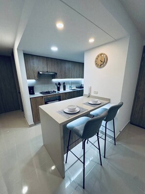 Een koelkast, een magnetron, een oven, een kookplaat