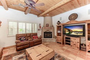 Smart TV y chimenea 