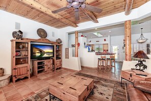 Smart TV y chimenea 