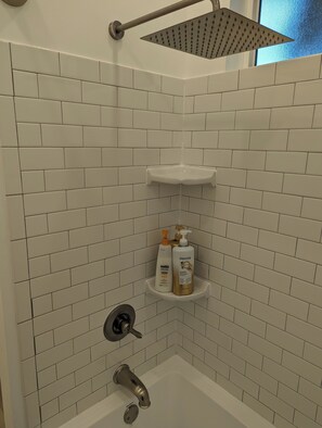 Secadora de cabello, bidet, toallas, jabón 