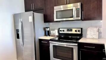 Microondas, horno, parrilla de estufa y lavavajillas