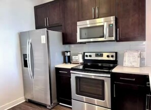 Microondas, horno, parrilla de estufa y lavavajillas