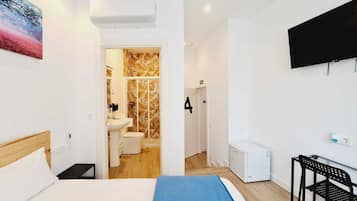 Double Room, Private Bathroom | Desk, free WiFi