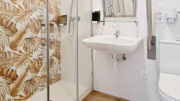 Habitación doble, baño privado | Baño | Ducha, secador de pelo, toallas y jabón